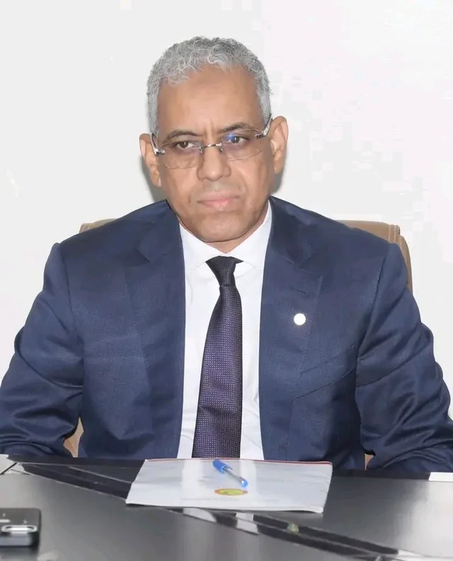 Portrait de Mohamed Ould Bebbana assis à un bureau