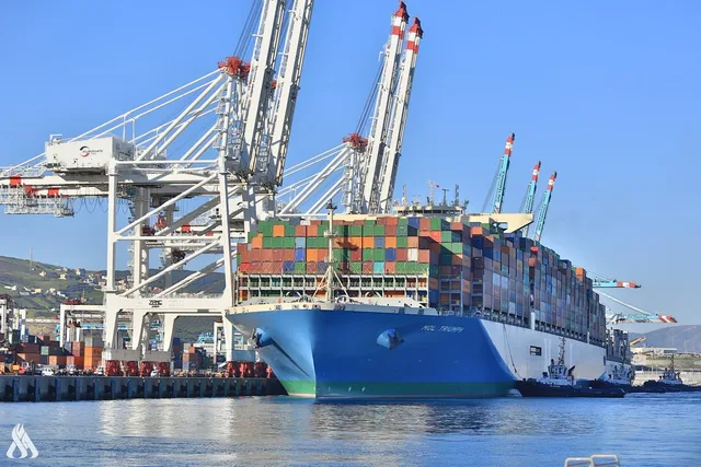 Un porte-conteneurs à quai sous les grues du port de Tanger Med