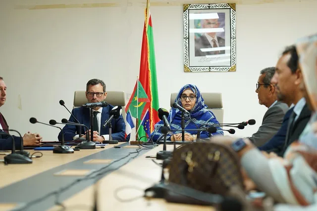 Une ministre et un ambassadeur lors d'une réunion de signature d'un financement environnemental à Nouakchott
