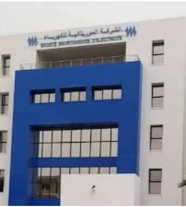 Façade bleue et blanche du siège de la Société mauritanienne d'électricité