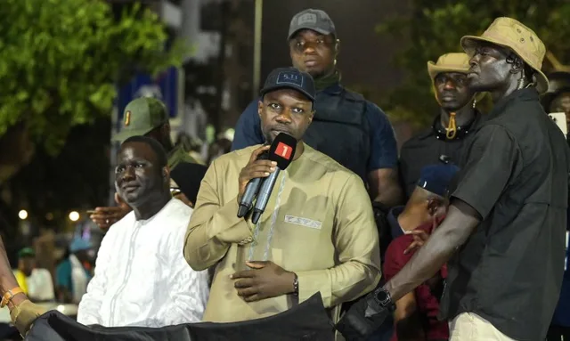 Ousmane Sonko s'exprime au micro lors d'un rassemblement nocturne