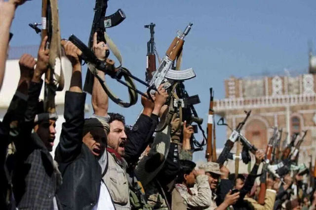 Des partisans armés des Houthis brandissant leurs armes lors d'un rassemblement au Yémen, photo d'archives