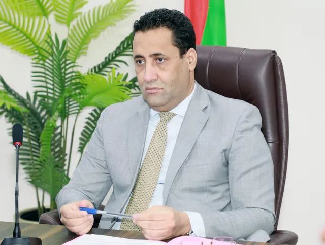 Le Premier ministre assis à une table de réunion
