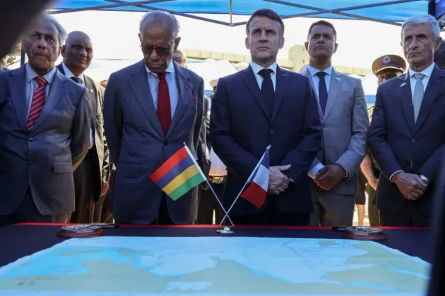 Des responsables mauriciens et français devant une table portant les drapeaux de Maurice et de la France et une carte marine, photo d'archives