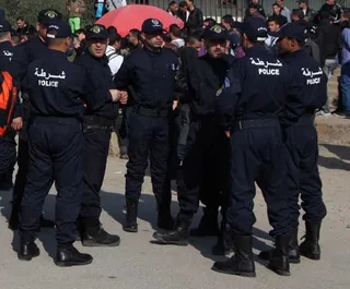Un groupe de policiers algériens en uniforme dans la rue, photo d'archives