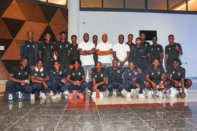Photo de groupe des joueurs et de l'encadrement de la sélection mauritanienne U20 avant un départ, photo d'archives