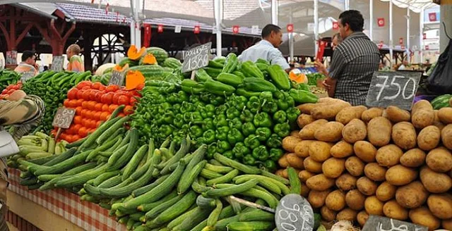 Un étal de légumes dans un marché tunisien avec poivrons, courgettes, tomates et pommes de terre et des ardoises de prix, photo d'archives