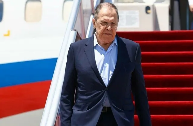 Le ministre russe des Affaires étrangères Sergueï Lavrov descend d'un avion sur un tapis rouge, photo d'archives