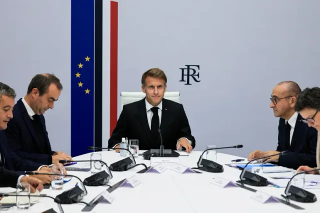 Emmanuel Macron présidant une réunion autour d'une table avec des ministres