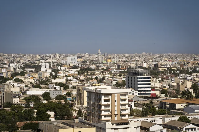 Vue en hauteur des immeubles de Dakar avec un minaret et une coupole de mosquée à l'horizon, photo d'archives