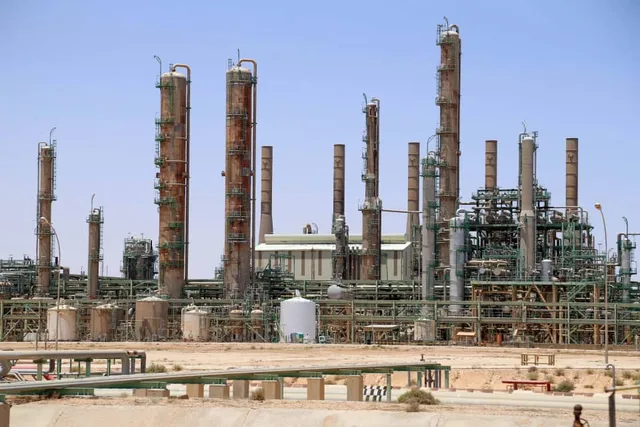 Colonnes de raffinage et réservoirs d'une installation pétrolière libyenne sous un ciel dégagé, photo d'archives