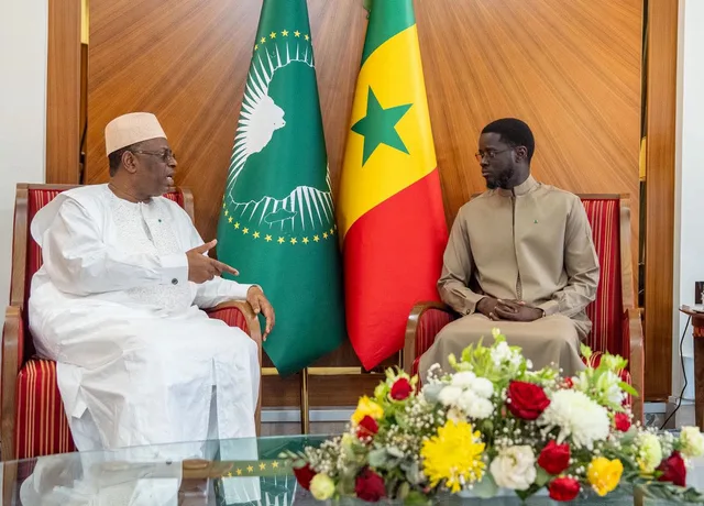 L'ancien président sénégalais Macky Sall s'entretient avec le président Bassirou Diomaye Faye au palais présidentiel de Dakar, photo d'archives