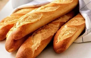 Des baguettes dorées enveloppées dans un torchon, photo d'archives