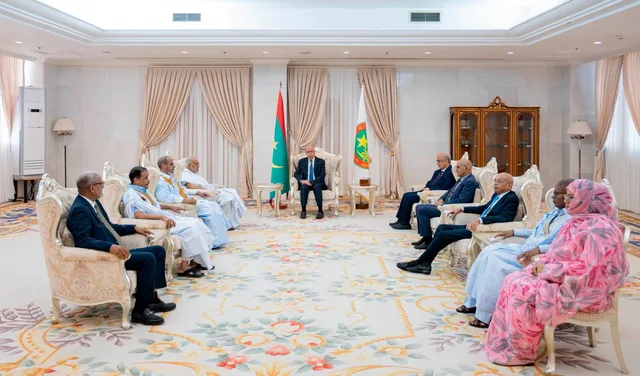 Le président Mohamed Ould Cheikh El Ghazouani assis dans un salon officiel du palais présidentiel avec une délégation de personnalités politiques
