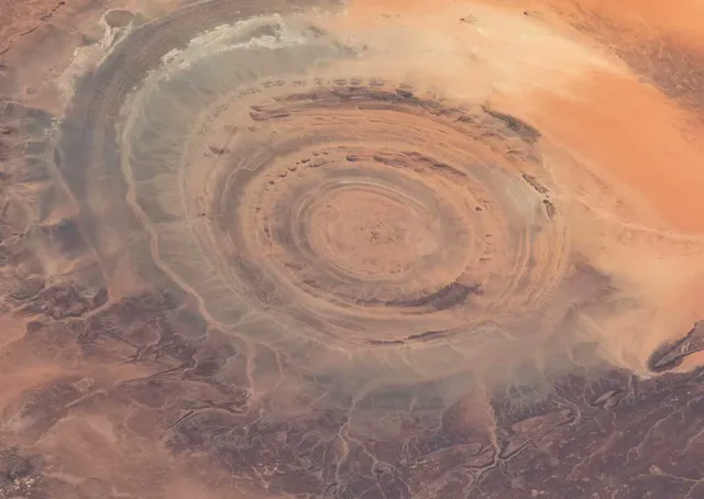 Image satellite de la structure circulaire de Richat dans le désert de l'Adrar en Mauritanie