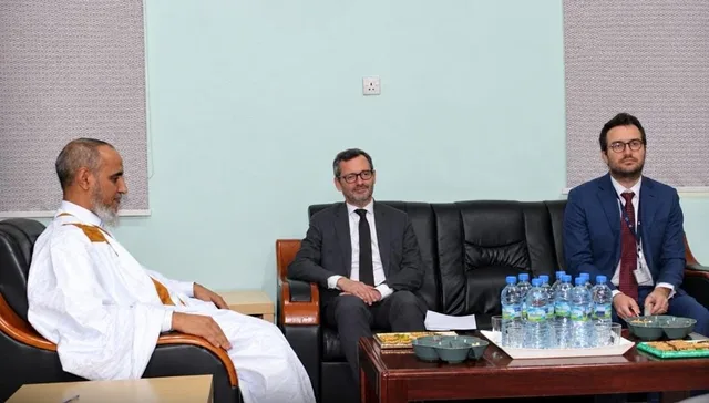Le président de Tawassoul s'entretient avec l'ambassadeur de France et un diplomate dans un salon