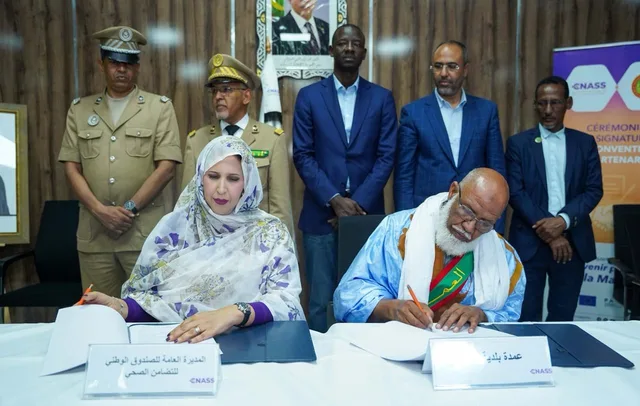 Des responsables signent une convention lors d'une cérémonie de la CNASS à Nouakchott