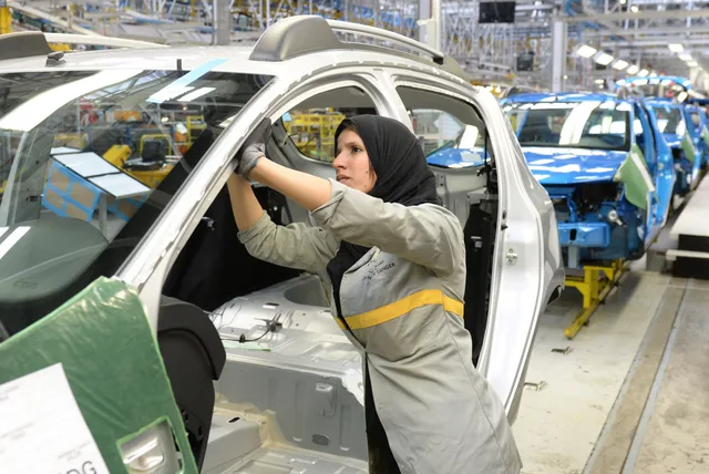 Une ouvrière sur une chaîne de montage automobile dans une usine à Tanger, photo d'archives