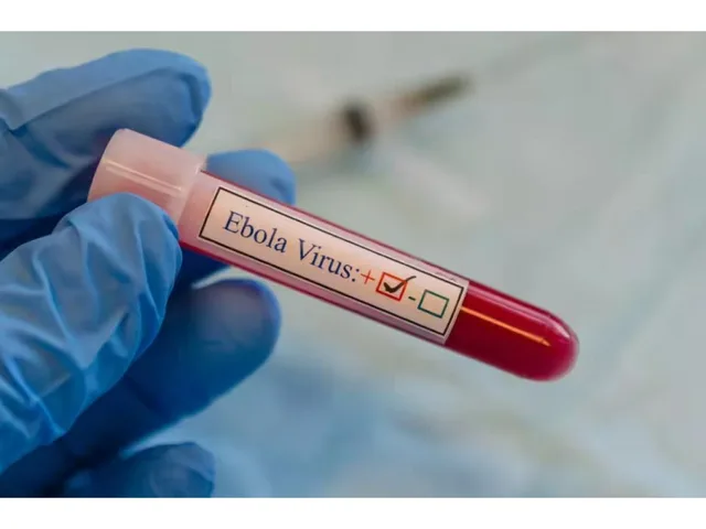 Une main gantée tenant un tube de prélèvement sanguin étiqueté virus Ebola