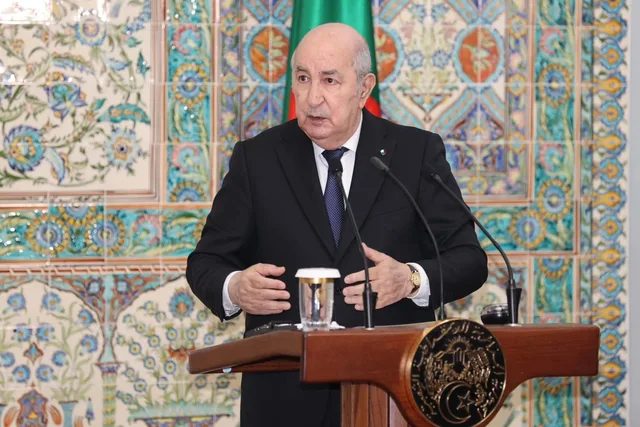 Le président algérien Abdelmadjid Tebboune s'exprimant derrière un pupitre devant un mur de faïence, photo d'archives