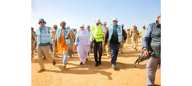 Des bénévoles nettoient une plage de Nouakchott