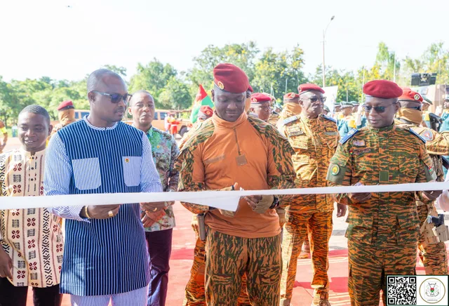 Ibrahim Traoré coupe un ruban d'inauguration entouré de responsables et de militaires