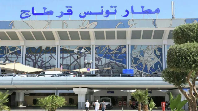 Façade de l'aéroport de Tunis-Carthage avec son enseigne en arabe
