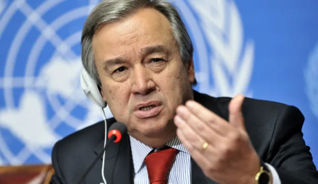 Le secrétaire général de l'ONU António Guterres s'exprimant devant l'emblème de l'organisation, photo d'archives
