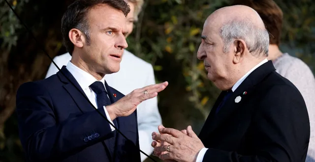 Le président français Emmanuel Macron s'entretenant avec le président algérien Abdelmadjid Tebboune