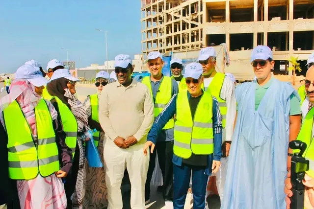 Des responsables et militants du parti El Insaf en gilets de sécurité lors du lancement d'une campagne de propreté à Nouakchott