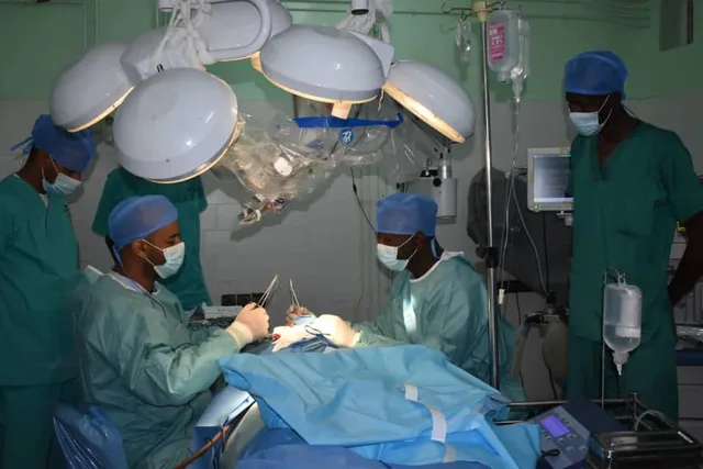 Une équipe médicale en tenue chirurgicale opère dans un bloc opératoire à Nouakchott