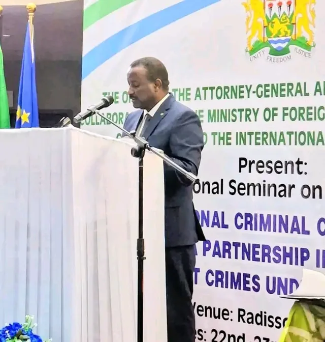 Le ministre de la Justice s'exprime à la tribune devant la banderole du séminaire régional de la CPI