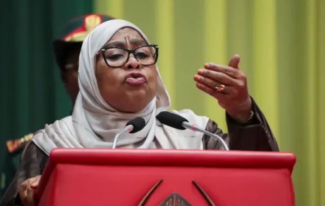 La présidente tanzanienne Samia Suluhu Hassan s'exprime à un pupitre rouge, photo d'archives
