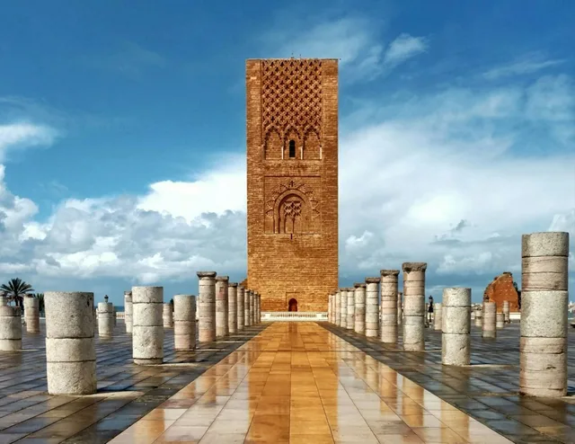 La tour Hassan et les colonnes de l’esplanade à Rabat sous un ciel nuageux