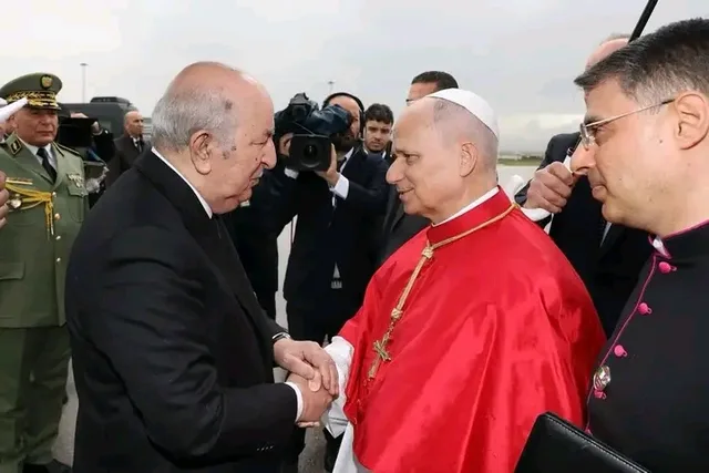 Le président algérien Abdelmadjid Tebboune serre la main du pape Léon XIV à son arrivée en Algérie en avril 2026, photo d'archives