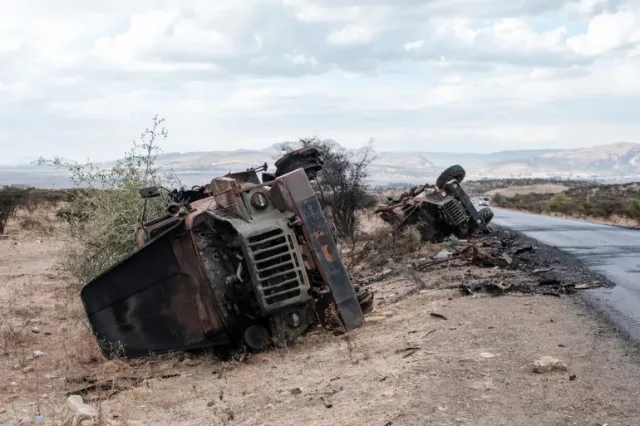 Carcasses de véhicules militaires brûlés et renversés au bord d'une route en zone montagneuse dans le nord de l'Éthiopie, photo d'archives