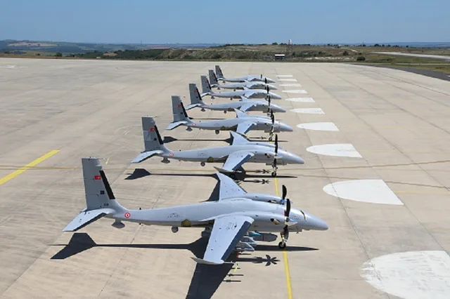 Une rangée de drones militaires turcs alignés sur une piste, photo d'archives