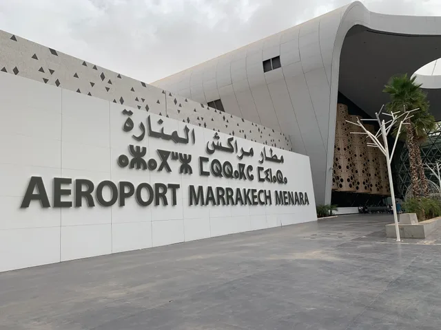 Façade de l'aéroport de Marrakech-Ménara portant le nom de l'aéroport, photo d'archives
