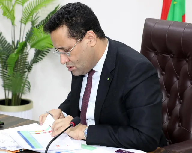 Le Premier ministre El Moctar Ould Djay consulte des documents dans son bureau