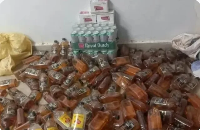 Des bouteilles de boissons alcoolisées saisies posées au sol