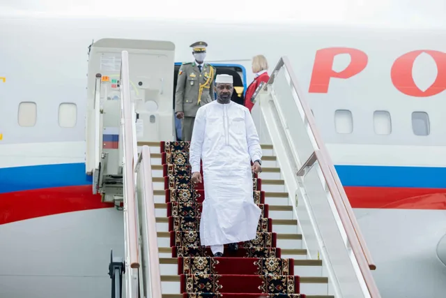 Le président de la Transition malienne Assimi Goïta, en tenue blanche, descend la passerelle d'un avion russe, photo d'archives