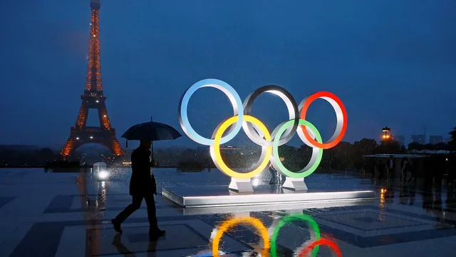 Les anneaux olympiques au Trocadéro face à la tour Eiffel sous la pluie, photo d'archives