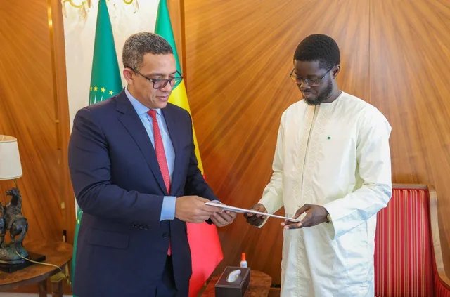 Mohamed Ould Abdel Fattah remet une lettre au président sénégalais Bassirou Diomaye Faye au palais présidentiel de Dakar, photo d'archives de janvier 2025