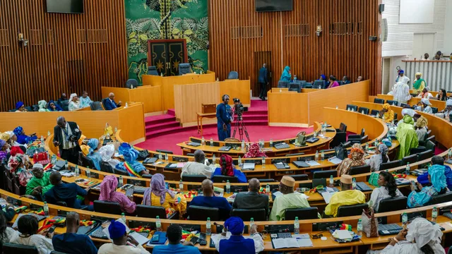 Des députés dans l'hémicycle boisé de l'Assemblée nationale sénégalaise lors d'une séance, photo d'archives