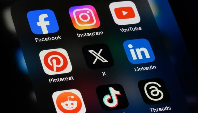 Icônes des applications Facebook, Instagram, YouTube, TikTok et d'autres sur l'écran d'un smartphone, photo d'archives