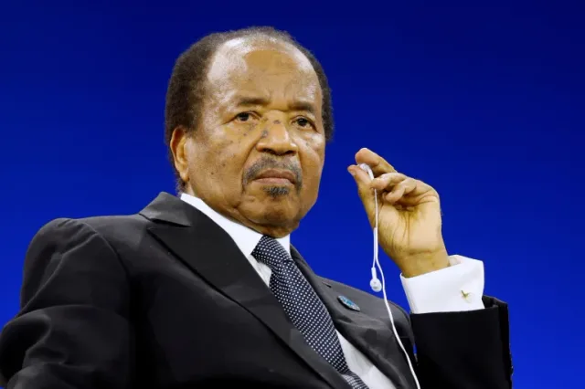 Le président camerounais Paul Biya portant une oreillette de traduction