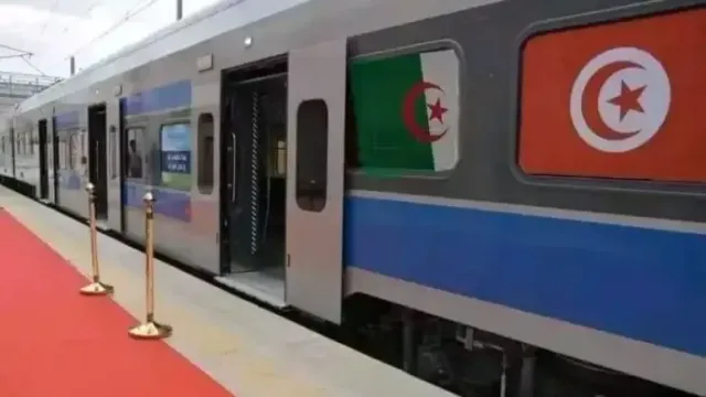 Voiture de train ornée des drapeaux algérien et tunisien à quai, photo d'archives