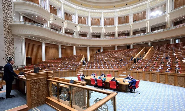 L'hémicycle de la Chambre des représentants égyptienne lors d'une séance plénière, un orateur à la tribune, photo d'archives
