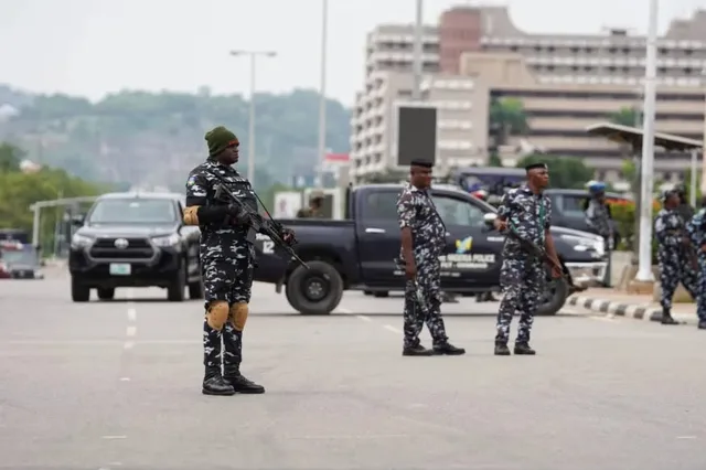Des policiers nigérians armés sur une route devant un véhicule de police, photo d'archives