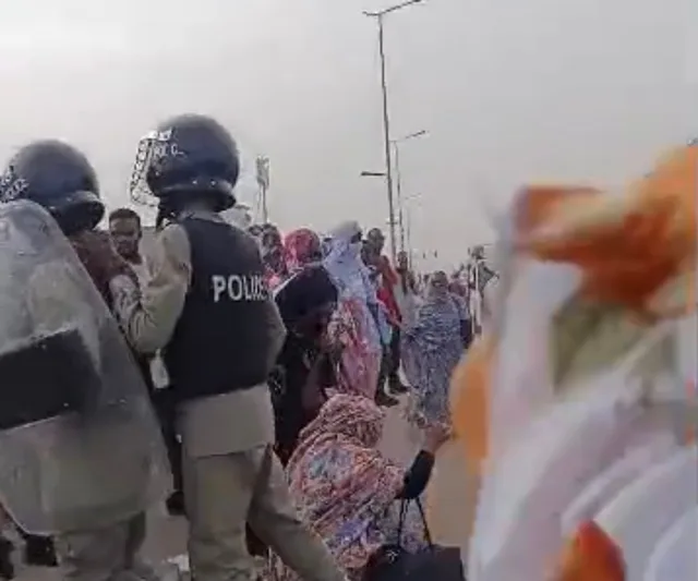 Des policiers casqués face à des étudiants rassemblés sur une route à Nouakchott